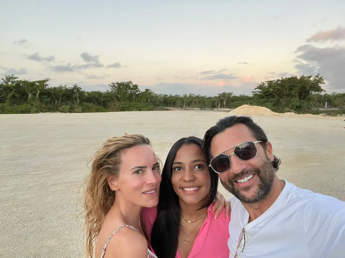 Cris Sánchez junto a una pareja de clientes en Bayahíbe